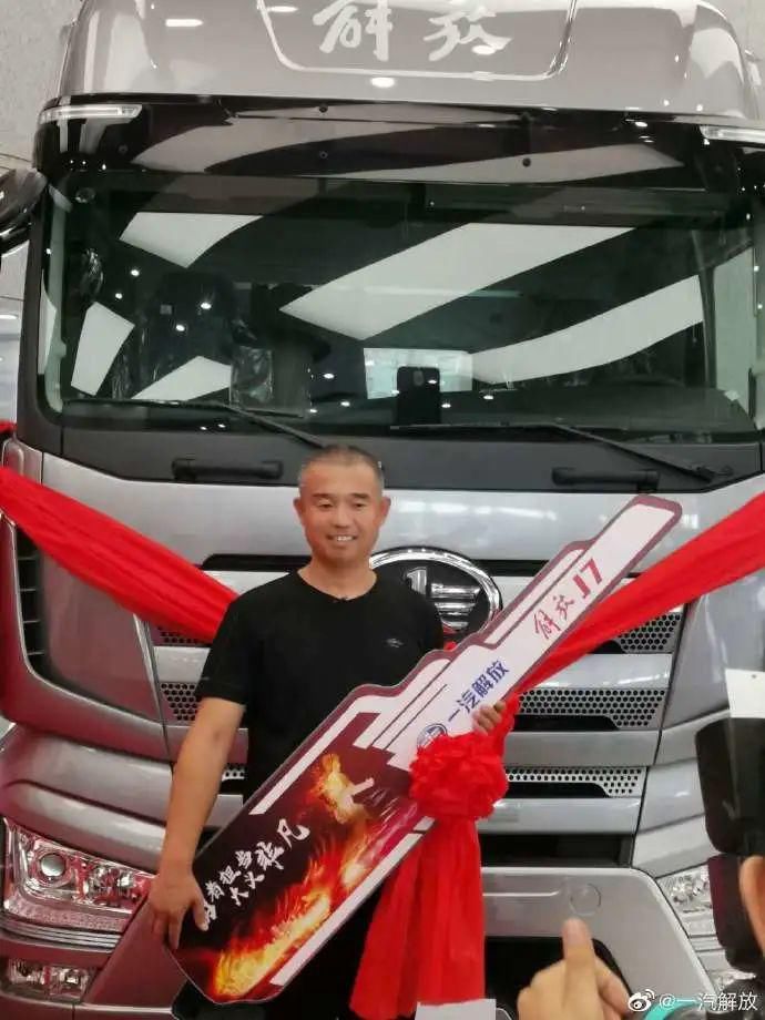  获赠|不让英雄流血又流泪！冒死开“火车”救险的他，获赠新车