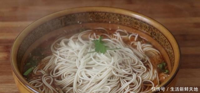心思|煮面条时花点小心思,不爱吃面条的人都能吃一大碗,好吃到舔盘子
