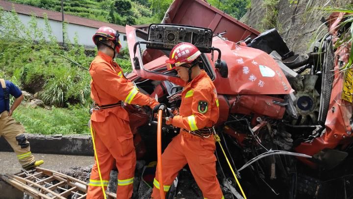  冲下|装满沙土的货车迎面撞上工程车，失控冲下10米山崖