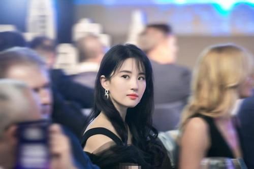  阻止|尴尬2.0！刘诗诗活动被错叫成刘亦菲，周围还爆发哄笑无人阻止