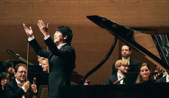  艺术家|郎朗频繁参加综艺节目是为了治愈童年？谁说艺术家没有偶像梦？