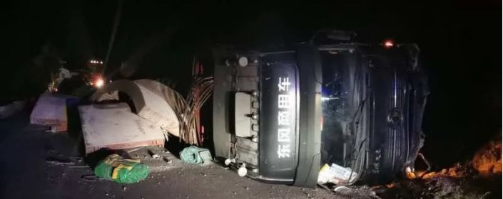  侧翻|引以为戒！德钦一挂车侧翻造成交通中断12小时