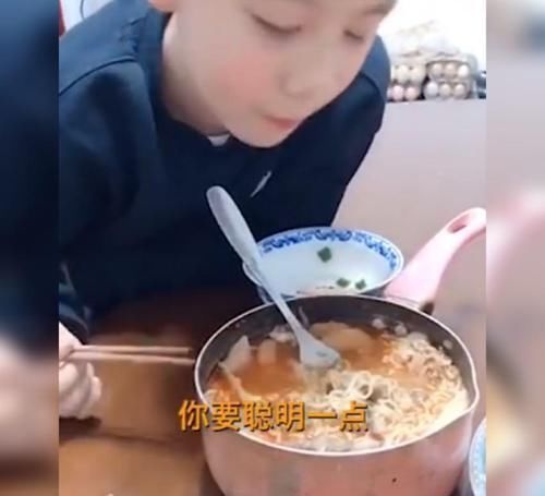 父母们|爸爸吐槽饭菜太少、不好吃,接下来儿子一句话亮了,网友:高情商