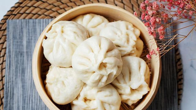  初秋|初秋我和家人爱吃这种香而不腻的鲜肉包，食材搭配营养，馅料醇香