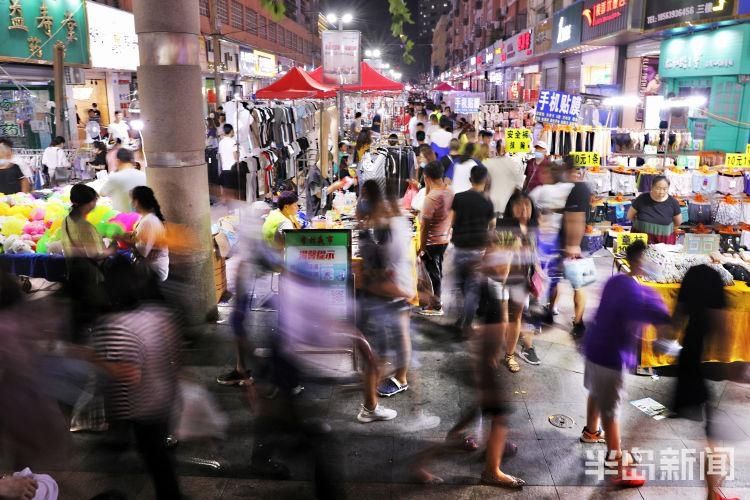 摩肩擦踵|李村商圈步行街重启人从众模式 夜市中摩肩擦踵、人头攒动