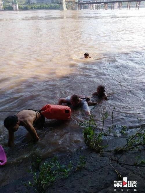  后悔|轻生男子一跳进江里就后悔了，幸被救起