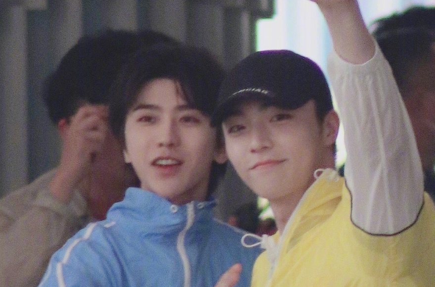  蔡徐坤的身|陈立农录制《跑男》，与182的蔡徐坤同框，这身高差我没眼花吧？