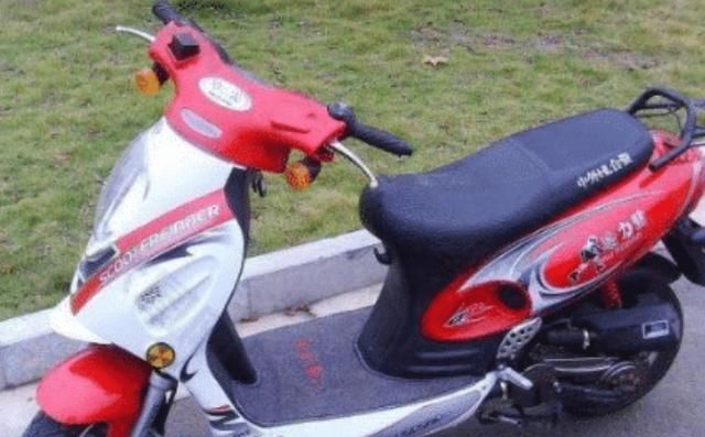  法院|男子偷电瓶车触电身亡，同伙不敢打120, 家属反向车主索赔25万？