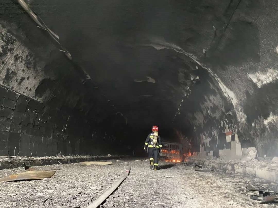  棕坡|包茂高速大棕坡隧道全面恢复双向通行！此前因货车自燃事故管制20余天