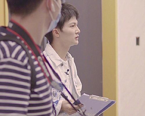  熬夜|《明日之子》迎来最“搞笑”的导师，看清是谁后：熬夜也要追