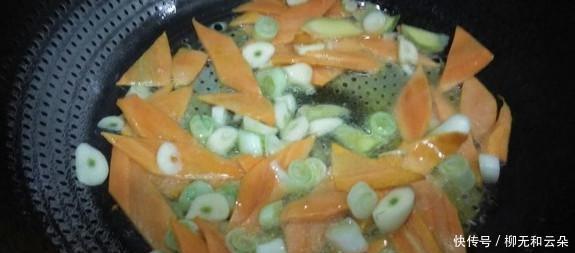 小厨房|超小厨房做炸辣椒香肠,两个大肠配配菜,一个胡椒粉,一个洋葱