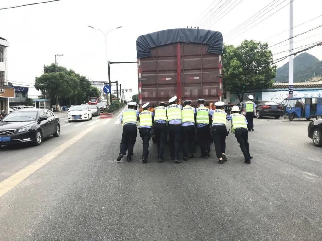  交警|平阳这群交警真帅！