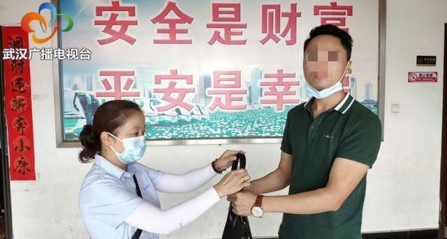  细心|乘公交遗失7500元现金及笔记本电脑，细心公交随车安全员一路保管