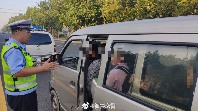 农民工|#农村面包车# 针对运送农民工客运车辆的行驶规律，@张店交警 南定中队常态化开展早查、晚查行动，对超