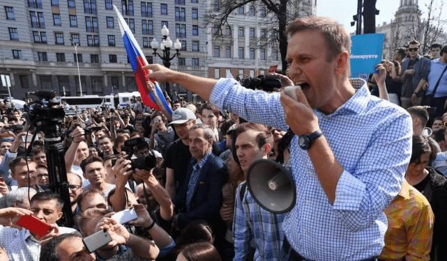  中毒|普京政敌纳瓦尔尼中毒后首次晒照，被妻女围绕，面容憔悴