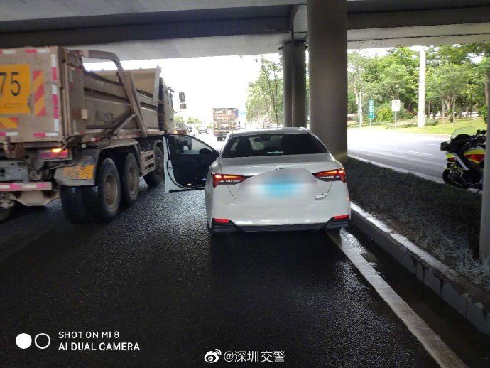  晕倒|女司机突发疾病晕倒在车内，铁骑快速反应开道护送至医院