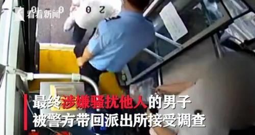  伸出|男子在公交上伸出“咸猪手”，女高中生忍无可忍，将其按在座位上