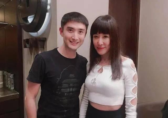  贵圈|贵圈首位直播整形女星、200w钻表随便摔，连范冰冰都模仿她！