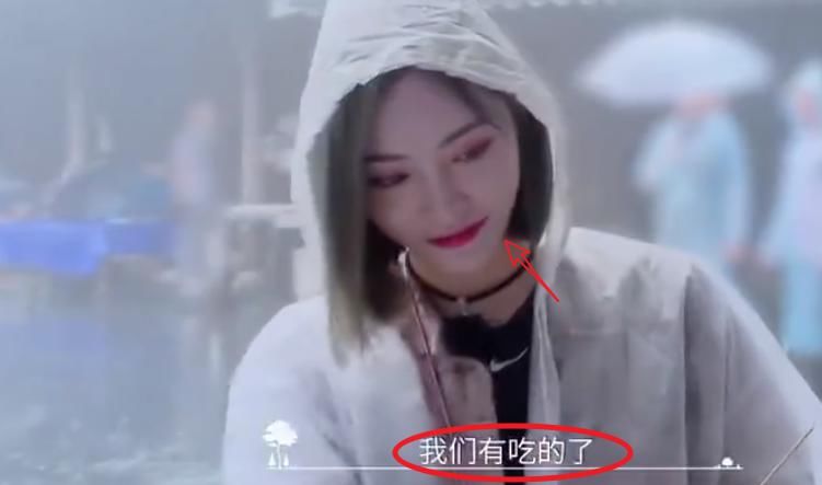  节目里|《小森林》三姐妹吃路边摊，偶像包袱掉一地，许佳琪被吐槽吃太多