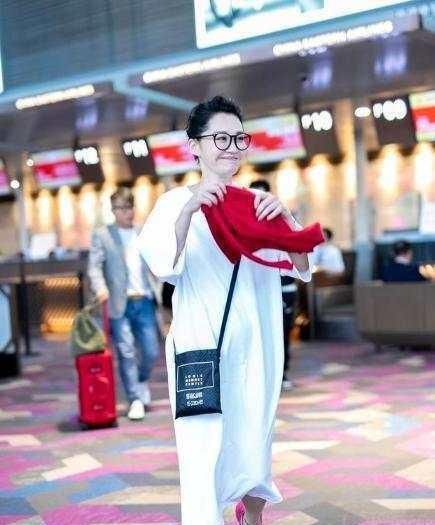  hold|许晴不服老，年过50仍把自己当少女，这鞋子“颜色”谁hold得住？