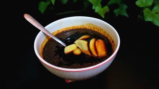  肚子里面|夏天，鸡最简单的做法，不放一滴水和油，太香了，比烤鸡还好吃