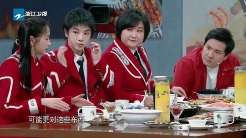  季节目|《王牌对王牌》关晓彤讲述自己亲身经历时，谁注意到华晨宇在做什么