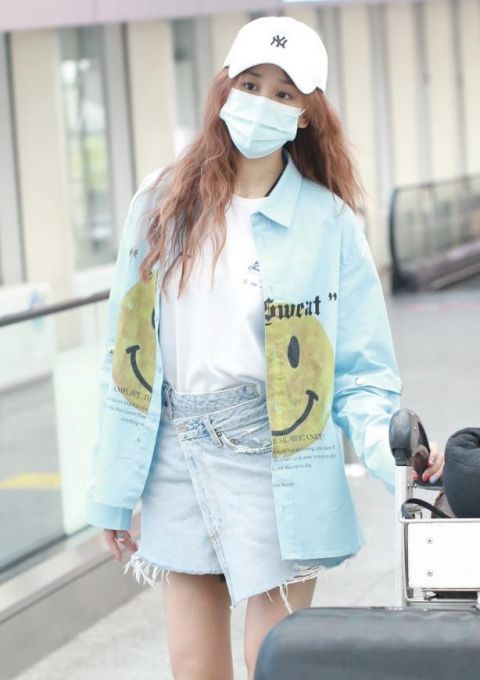  吸睛|海陆打扮有个性，牛仔布“围成”裙子穿出门，款式潮流还吸睛