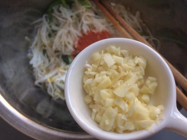  不到|夏天豆芽凉拌着吃，清凉爽口，一盘菜成本不到2块钱，全家人吃