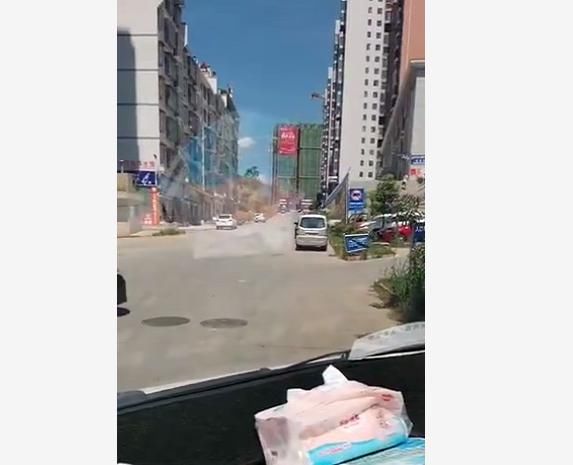  半坡|宜章新公局门口车子半坡倒溜至路中！你停车还敢这样粗心吗？