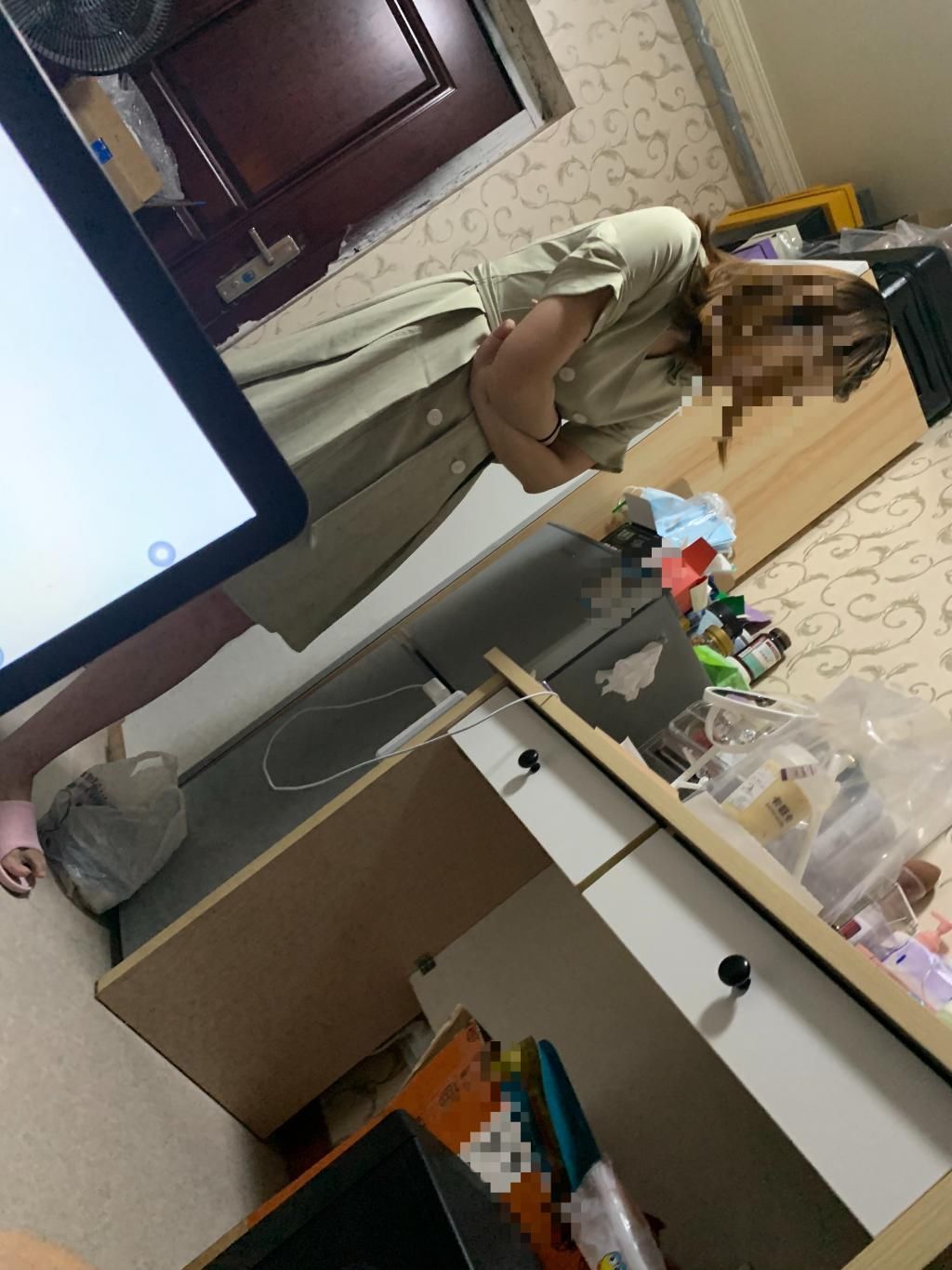 折磨|电脑刚装好是不开机，现在开机了又蓝屏，美女：我要被折磨疯了！