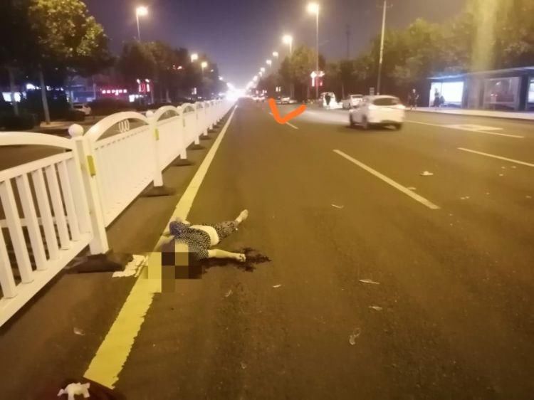 马路|惊心!老人过马路被撞飞十几米,肇事司机因害怕竟扔下共享汽车离开……