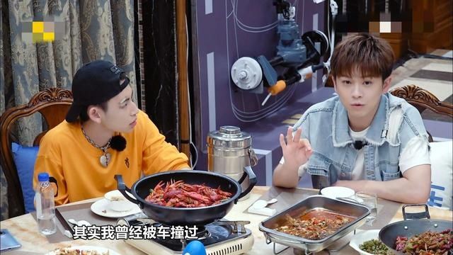 被车撞|吴宣仪曝幼时被车撞飞,遭人质疑场面尴尬,但类似遭遇王一博也有