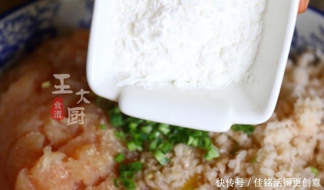 弹牙|莲藕肉丸子汤,丸子爽滑弹牙,汤水清淡鲜香,是你喜欢的味道