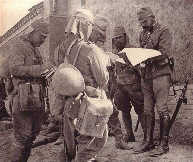 帽子|二战日军帽子上为何会有两片“屁帘”？这两块布到底是干什么用的？