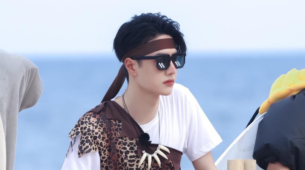  鞠躬|王一博时装走秀公开，变萌系被迫深鞠躬有点憨，自称太野秀弹舌