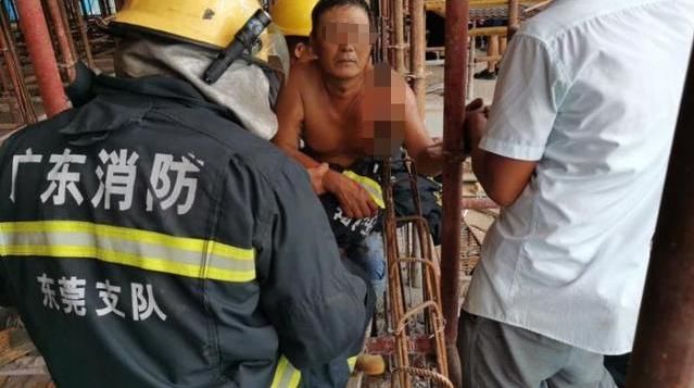  男子|【吓人】离心脏只差几厘米！ 男子在工地坠落 ，4根钢筋插穿身体....