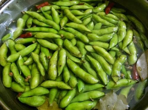  厨师|煮毛豆时，直接下锅是不对的！老厨师教您一招，毛豆翠绿更入味