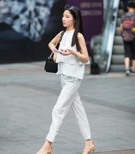 粉色|街拍：小姐姐身着粉色针织衫，安然恬静，侧颜女神