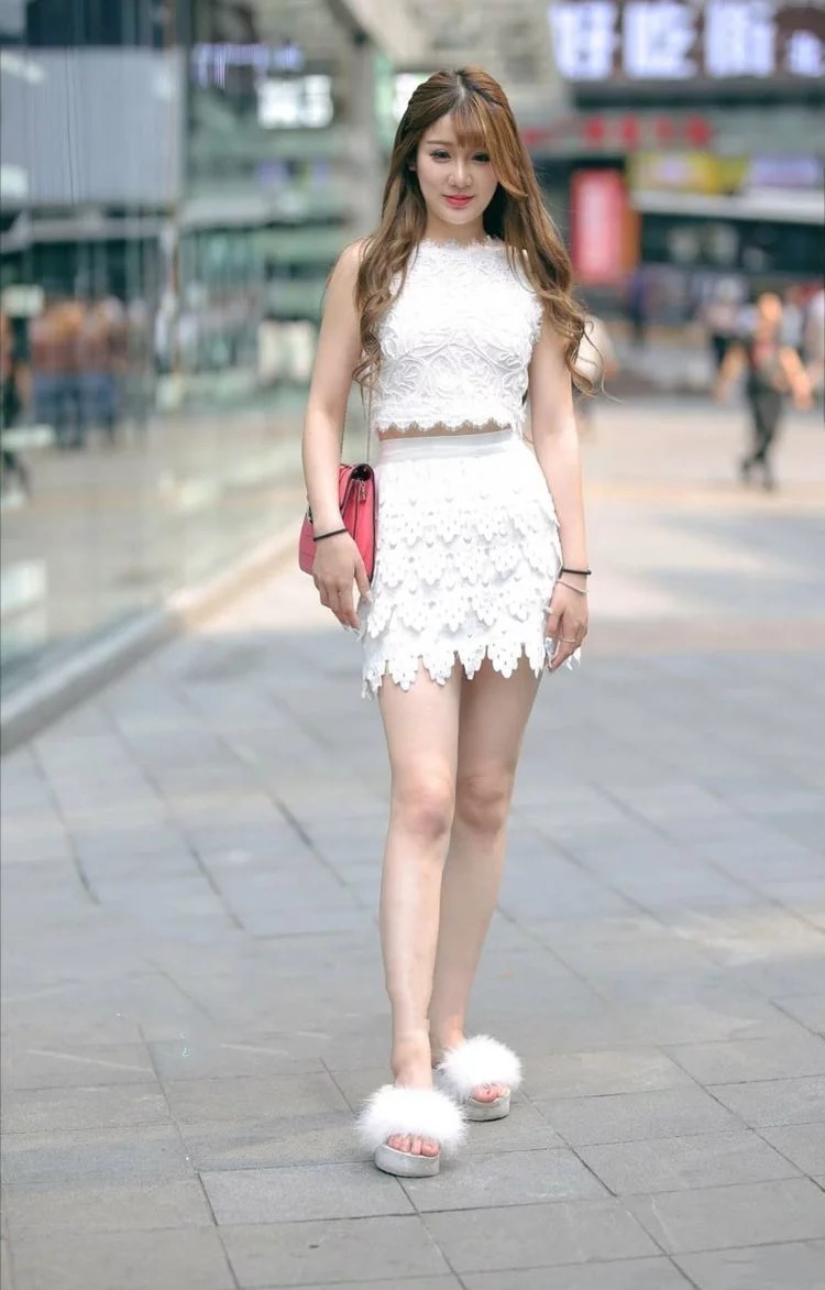 姐妹花|街拍:红黑姐妹花,身穿木耳长裙,展现高挑身段