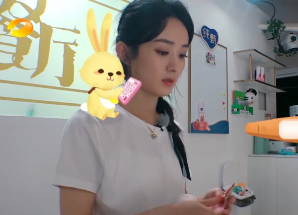  引热议|李浩菲在后厨刷一个小时碗，赵丽颖做的事情引热议：难怪被吐槽