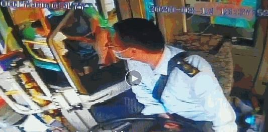  高峰|阜城七彩世界十字路口，晚高峰他突然冲下车！