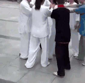 就别|妹子坐电梯就别扭来扭去了,快扶稳小心别摔了