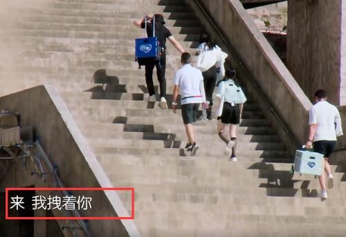  避嫌|赵丽颖走不动路，谁注意黄晓明拉她的手部动作，太会避嫌了