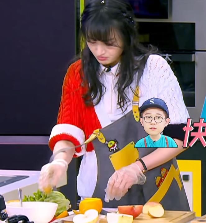  别人|郑爽多瘦，别人穿上刚好的围裙，她穿上却往下掉，真不影响做菜？