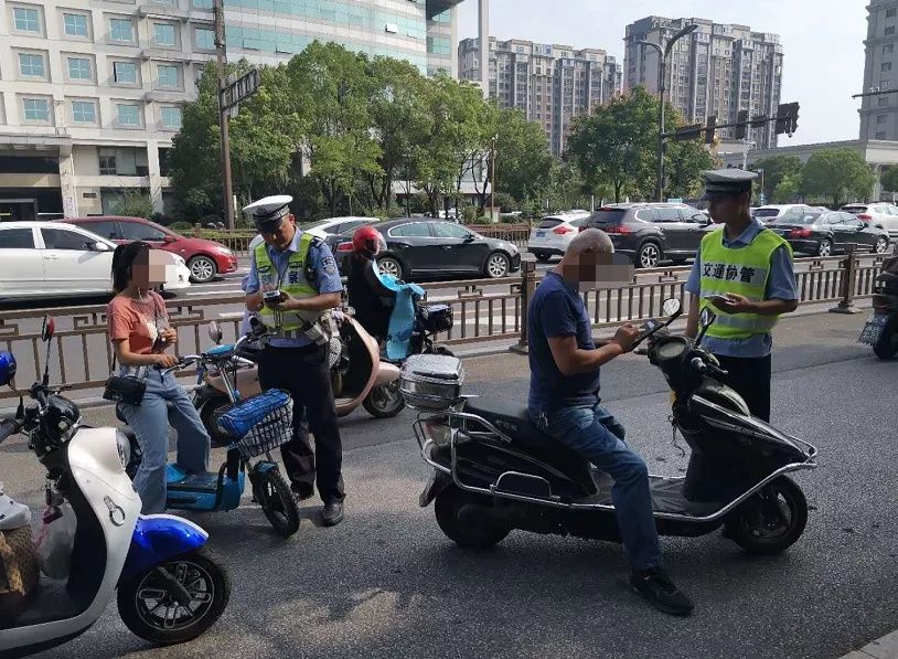 刚刚|刚刚，扬州开出首批“不戴头盔”罚单