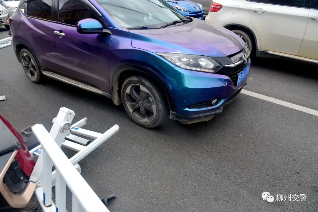  小型新能源|柳州67岁老人驾驶小E突然失控，一路冲撞！其称“车辆停不下来”