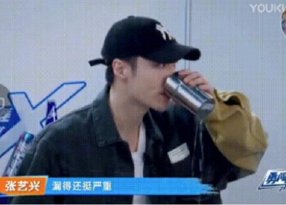  王一博|《这就是街舞》张艺兴一边喝水一边往外漏，网友扒出杯子同款后乐了