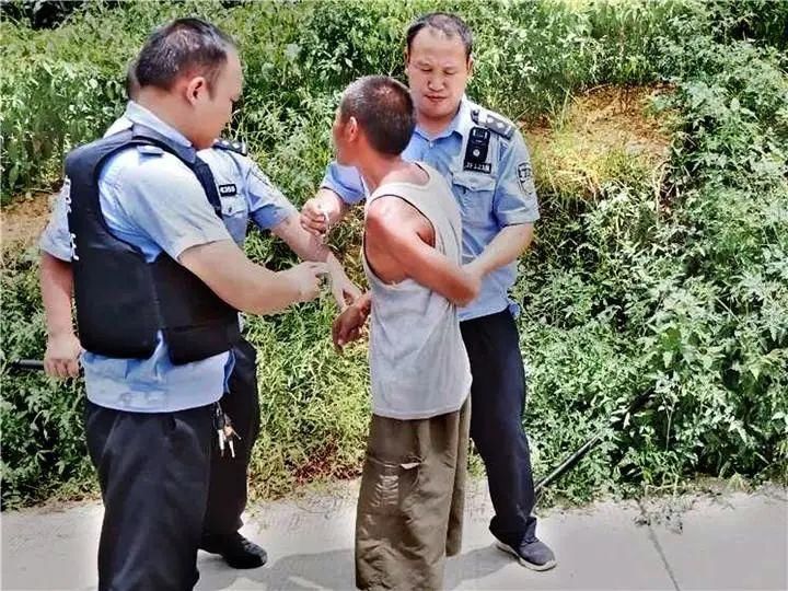 挥舞|惊险!男子大街上挥舞菜刀,民警上演徒手夺刀