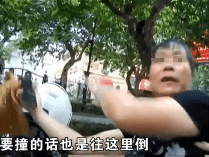  小伙|大妈骑车逆行撞倒小伙，被索赔时大喊：都怪他往我自行车上撞！