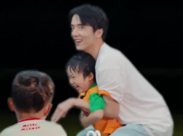  真的|张新成节目意外摔倒，注意到谢可寅下意识的举动，真的太暖心了